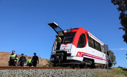 W Hiszpanii doszło do zderzenia szynobusu z dźwigiem
