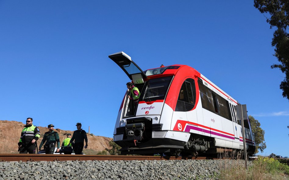 W Hiszpanii doszło do zderzenia szynobusu z dźwigiem