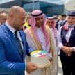 Prezes krakowskiego lotniska wręczył przedstawicielowi Flynas tort z wizerunkiem Damy z Łasiczką z o