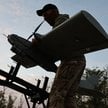 Ukraiński żołnierz przygotowuje do startu drona uderzeniowego średniego zasięgu w pobliżu linii fron