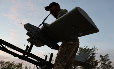 Ukraiński żołnierz przygotowuje do startu drona uderzeniowego średniego zasięgu w pobliżu linii fron