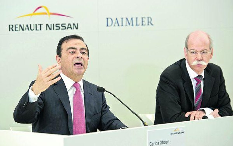 Carlos Ghosn, szef Renault i Nissana (z lewej), i Dieter Zetsche, szef Daimlera, ogłosili współpracę