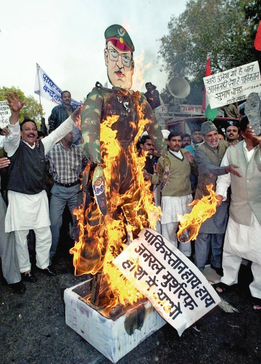 Spalenie kukły Musharrafa podczas demonstracji w pobliżu ambasady Pakistanu w New Delhi, 27 grudnia 