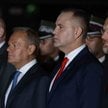 Prezydent RP Karol Nawrocki, premier Donald Tusk podczas złożenia kwiatów na Cmentarzu Żołnierzy Woj