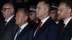 Prezydent RP Karol Nawrocki, premier Donald Tusk podczas złożenia kwiatów na Cmentarzu Żołnierzy Woj