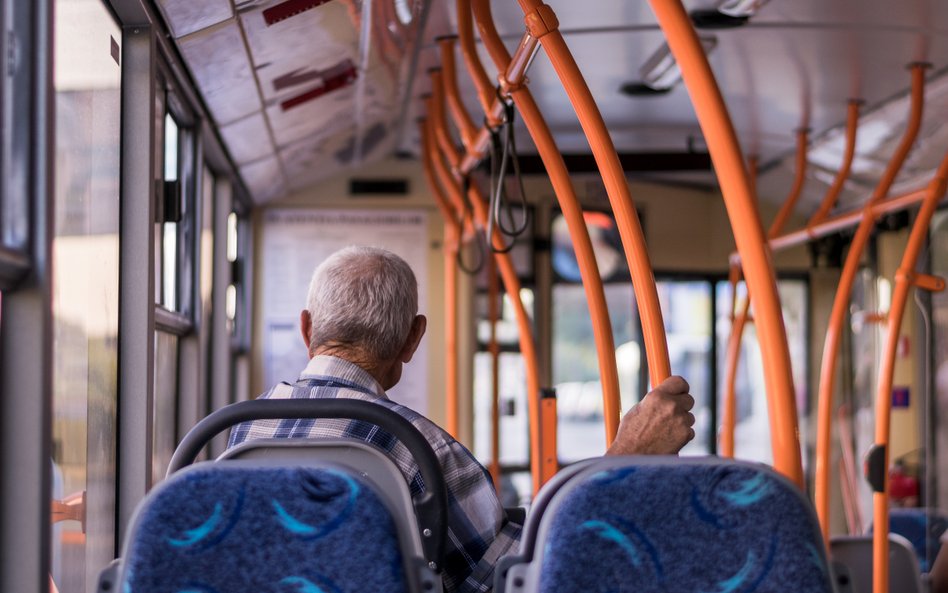 Senior, który wyszedł wyrzucić śmieci, odnalazł się w autobusie miejskim / zdjęcie ilustracyjne