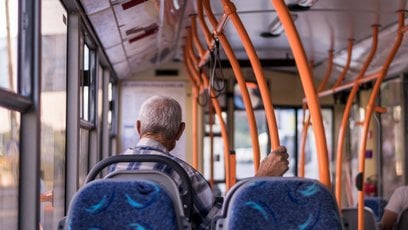 Senior, który wyszedł wyrzucić śmieci, odnalazł się w autobusie miejskim / zdjęcie ilustracyjne