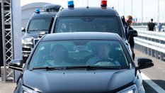 Na tym zdjęciu Władimir Putin prowadzi samochód Łada Aura, przybywając na uroczyste otwarcie ruchu n