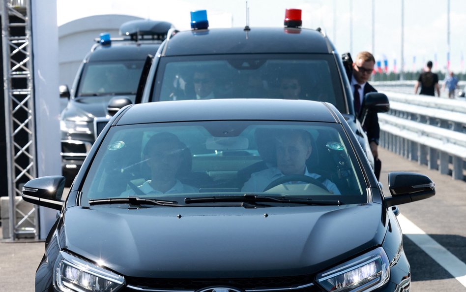 Na tym zdjęciu Władimir Putin prowadzi samochód Łada Aura, przybywając na uroczyste otwarcie ruchu n