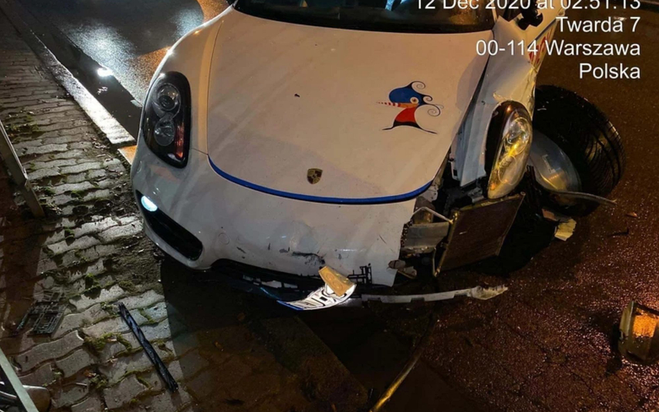 Porsche w wynajmie na minuty rozbite po 12 godzinach