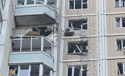 Budynek mieszkalny uszkodzony w ataku ukraińskiego drona w Krasnogorsku w obwodzie moskiewskim