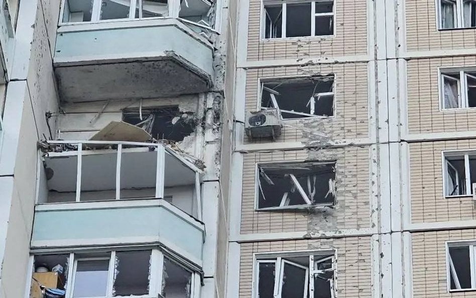 Budynek mieszkalny uszkodzony w ataku ukraińskiego drona w Krasnogorsku w obwodzie moskiewskim