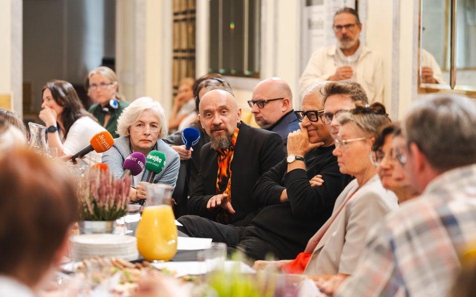 Jan Klata podczas śniadania prasowego w Teatrze Narodowym