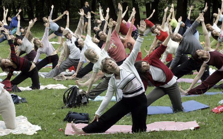 Joga w parku na Polu Mokotowskim w Warszawie