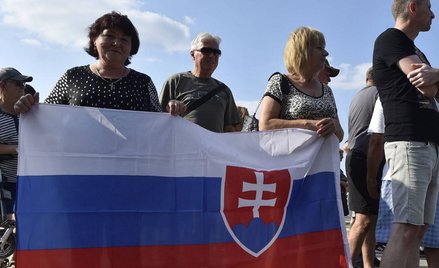 "Maska w dół, głowa do góry". Protest przeciw przepustkom covidowym w Bratysławie