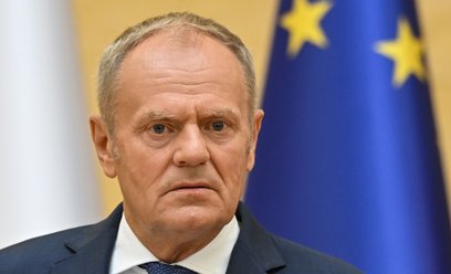 Donald Tusk i KO prowadzą w sondażu, ale odsetek niezdecydowanych jest niemal tak wysoki jak poparci