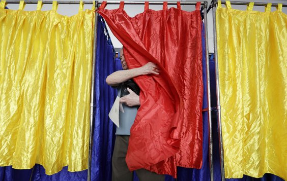 Wybory prezydenckie w Rumunii - lokal wyborczy w Bukareszcie