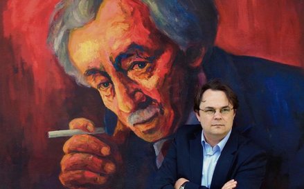 Artur Żurawik przed jednym ze swoich dzieł