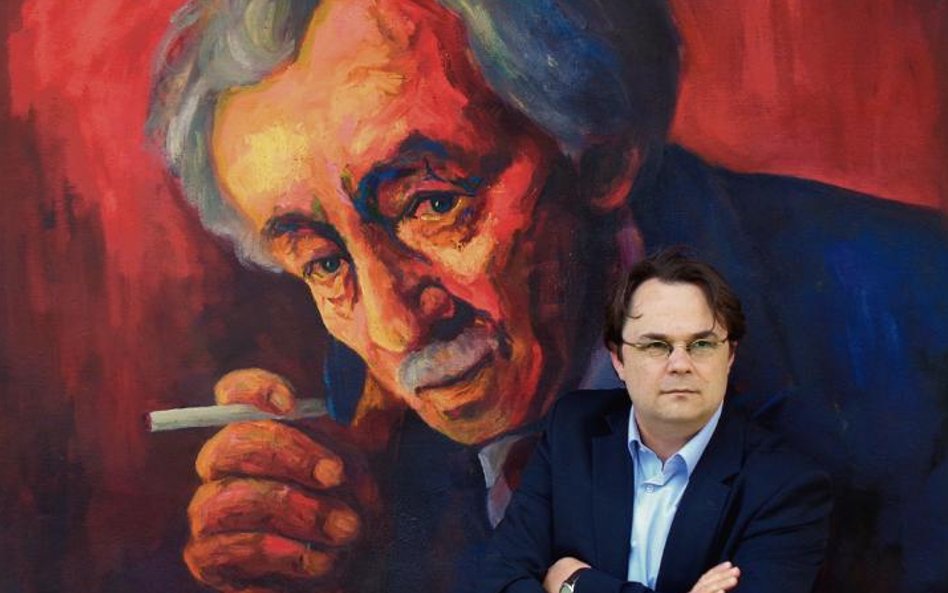 Artur Żurawik przed jednym ze swoich dzieł