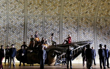 „Turek we Włoszech” Rossiniego, zdjęcie ze spektaklu Christophera Aldena na festiwalu w Aix-en-Prove