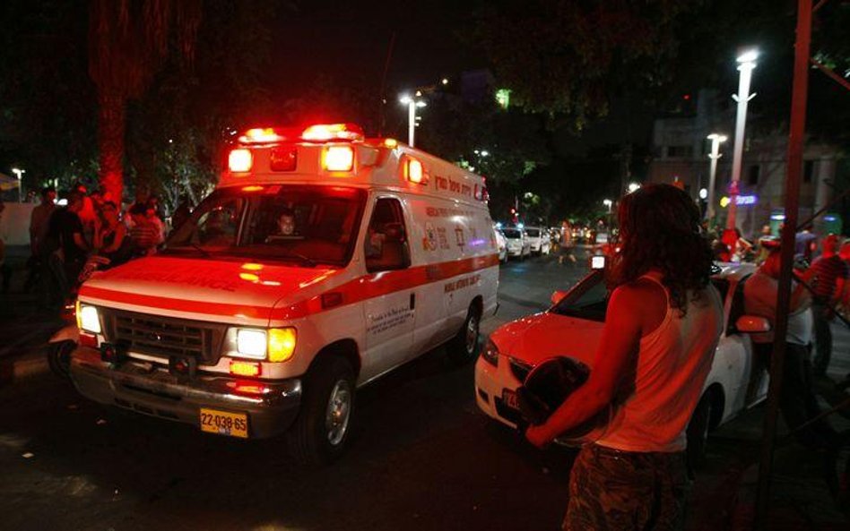 Karetka pogotowia pod szpitalem w Gederze