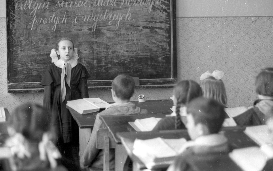 Szkoła Średnia nr 24 im. Marii Konopnickiej, w której uczono w języku polskim. Lwów, 1956-1957 r.