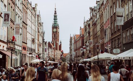 Długi targ w Gdańsku w szczycie sezonu każdego dnia szczelnie zapełniają turyści, nie tylko z Polski