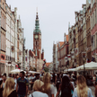 Długi targ w Gdańsku w szczycie sezonu każdego dnia szczelnie zapełniają turyści, nie tylko z Polski