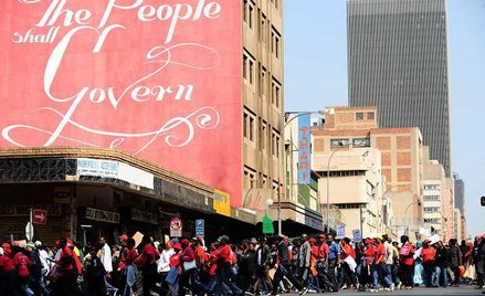 Strajkującyna ulicach Johanesbura