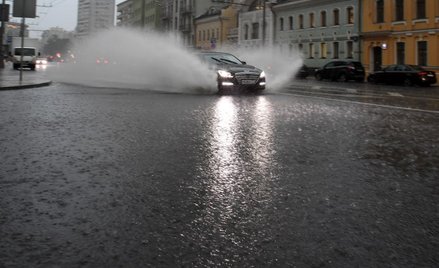 Nawałnica nad Moskwą. Podtopione ulice, połamane drzewa