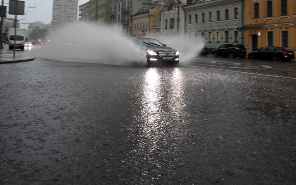 Nawałnica nad Moskwą. Podtopione ulice, połamane drzewa