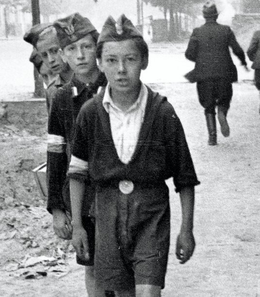 Młodzi chłopcy w czasie powstańczych walk. Warszawa, sierpień–wrzesień 1944 r.