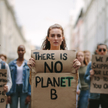 Młodzi ludzie na całym świecie do polityków: „przyszłość nas przeraża”