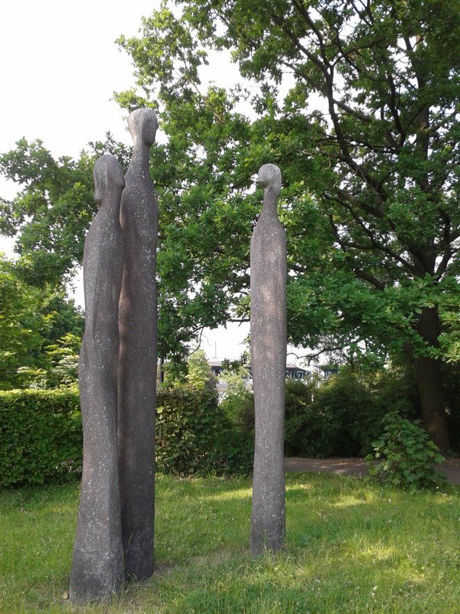 Z ułamków kolumn Pałacu Kroneberga powstała kompozycja „Samotność”, znana też pod nazwą „Trzy cienie