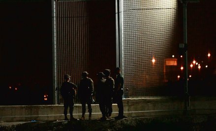 Hiszpańscy żołnierze w enklawie Ceuta zalanej w maju tego roku przez tysiące imigrantów. Rząd od raz
