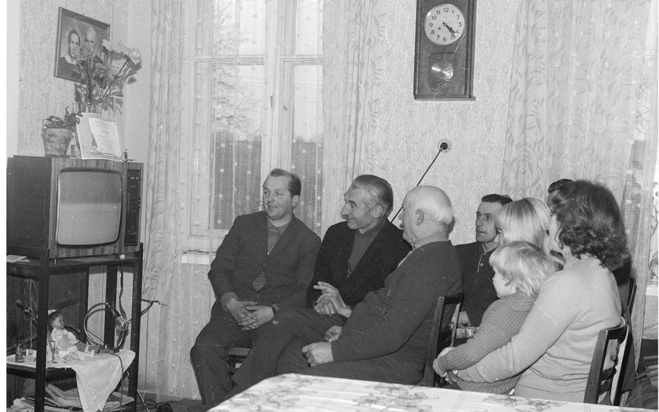 8 grudnia 1975r., Koryciska k. Płońska. Mieszkańcy wsi oglądają w telewizji VII Zjazd Polskiej Zjedn