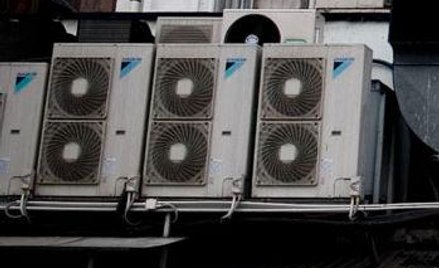 Wspólnota mogła nakazać demontaż klimatyzatorów, bo przeszkadzały sąsiadom