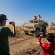 Mieszkańcy Syrii fotografują amerykańskie pojazdy wojskowe, patrolujące tereny przy granicy syryjsko