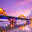 Wieczorny widok Mostu Smoka w Da Nang w Wietnamie.