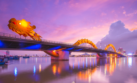 Wieczorny widok Mostu Smoka w Da Nang w Wietnamie.