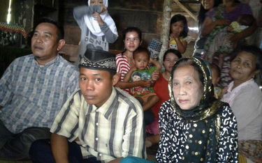 Indonezja: 15-latek i 73-latka wzięli ślub