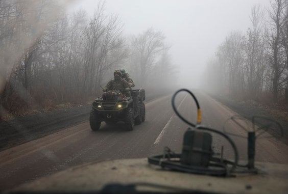 Ukraińscy żołnierze na drodze w pobliżu linii frontu w rejonie Pokrowska
