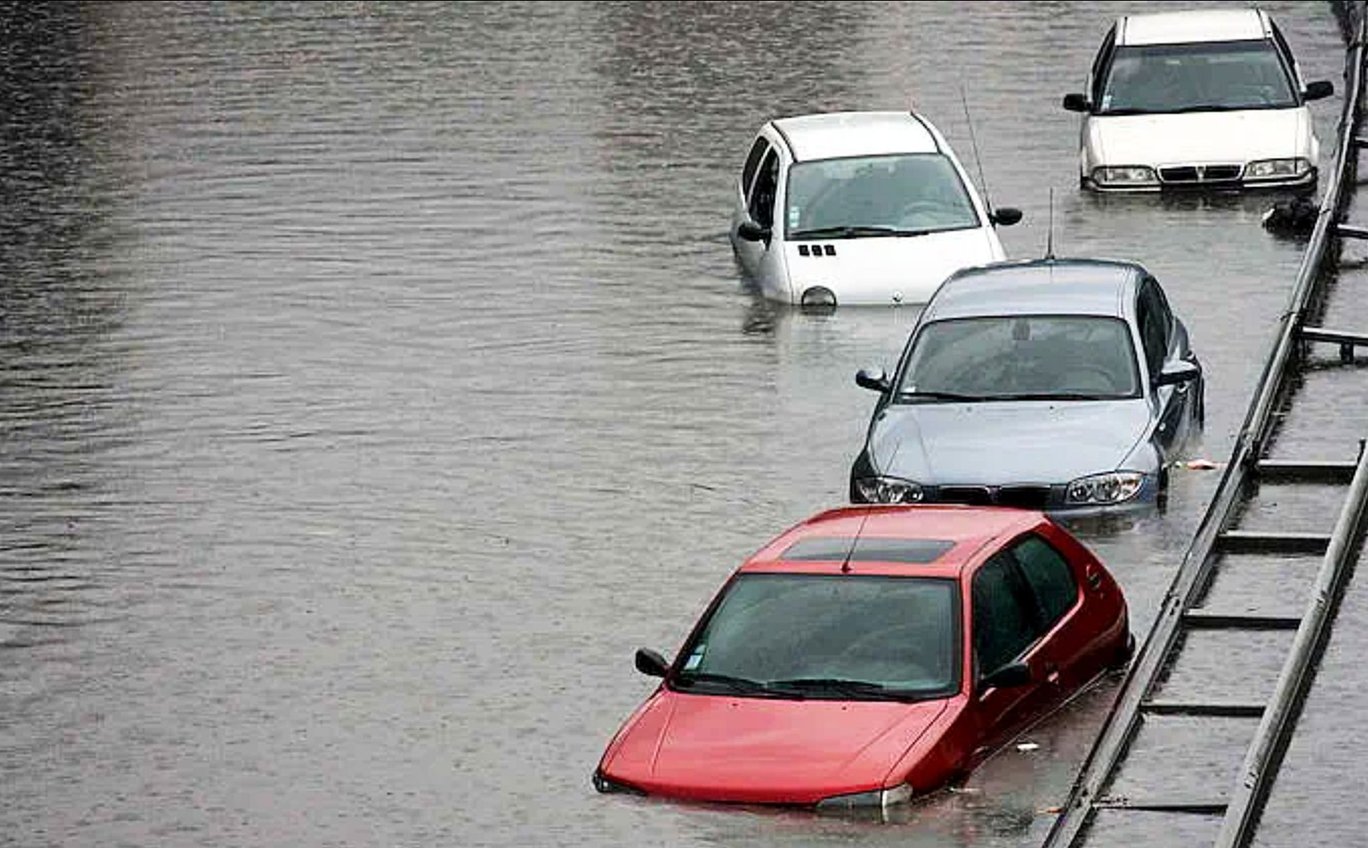 Samochody z powodzi napłyną do autokomisów