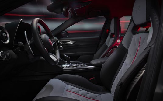 Alfa Romeo Giulia Quadrifoglio Luna Rossa - po raz pierwszy logo ma kolor czerwony