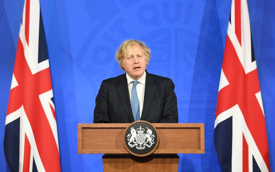 Johnson luzuje usługi, ale nie daje wytycznych dla podróży