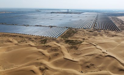 Panele słoneczne na pustyni Tengger w Zhongwei, w regionie Ningxia w Chinach