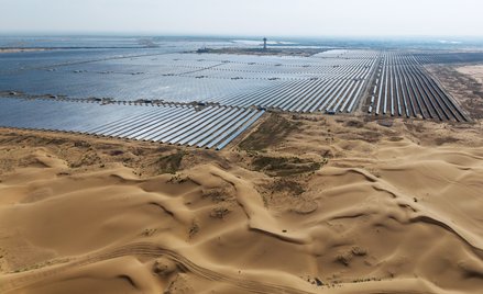 Panele słoneczne na pustyni Tengger w Zhongwei, w regionie Ningxia w Chinach