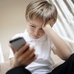 "Młodzi ludzie najczęściej nikomu nie mówią o doświadczeniu cyberprzemocy. Interwencja rodziców nie 