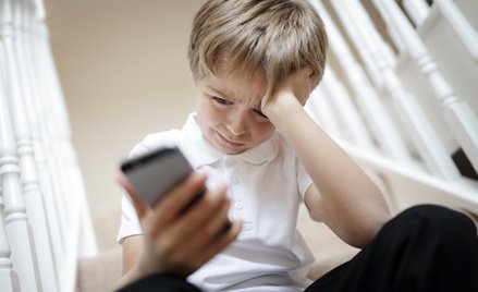 "Młodzi ludzie najczęściej nikomu nie mówią o doświadczeniu cyberprzemocy. Interwencja rodziców nie 