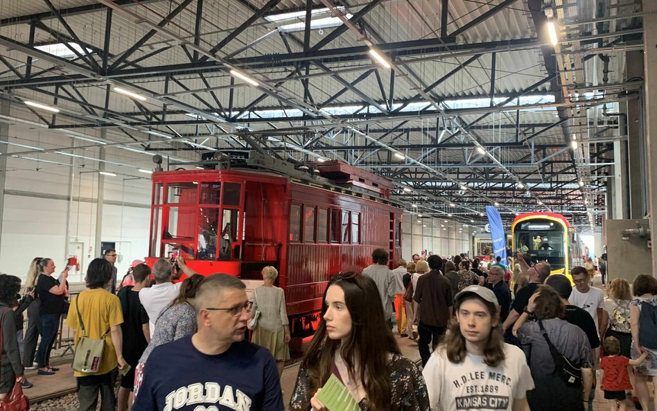 Wystawa zabytkowego taboru. Uczestnicy podziwiają historyczne tramwaje, które były jedną z głównych 